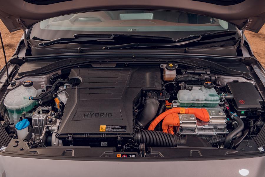 Моторный отсек Hyundai IONIQ hybrid (AE) 2019 года  (UK) (фото 6 из 42)